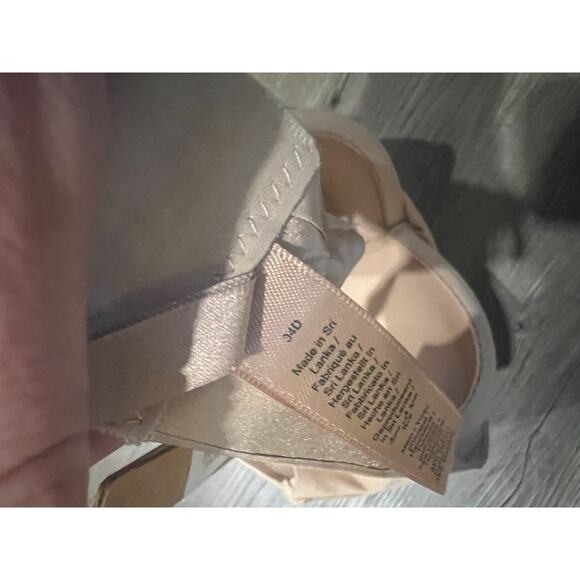 Skims Nipple Push Up Bra - Picture 2 of 4